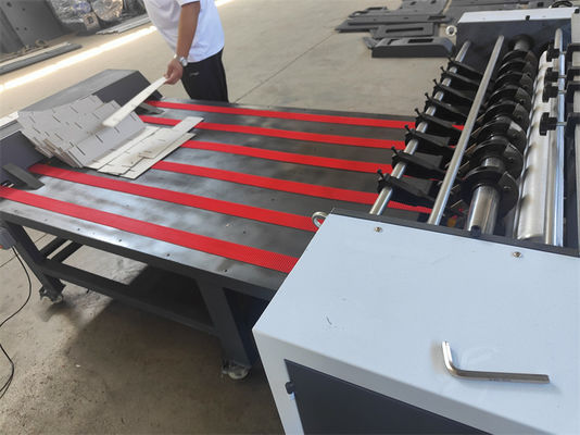 Máquina de moldeado de papel para el montaje industrial de corrugados y para las necesidades de separación por ranuras