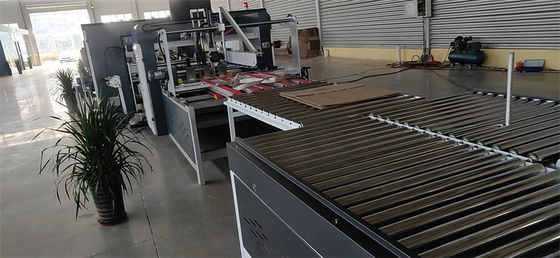 Máquina de costura de cartón corrugado de alta resistencia de 13000 KG para un funcionamiento sin problemas