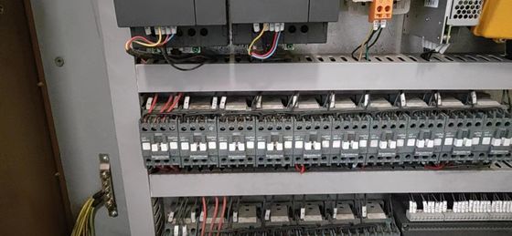 Precisión 45° Ángulo de las uñas pegamento automático de carpetas para cajas de cartón corrugado en chino