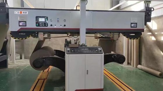 Aplicador automático de papel de rollo con máquina de aplazamiento corrugado de 380V y control automático de tensión