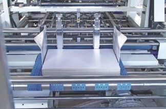 Laminado de cartón ondulado a cartón con la máquina automática de laminado de lito con flauta