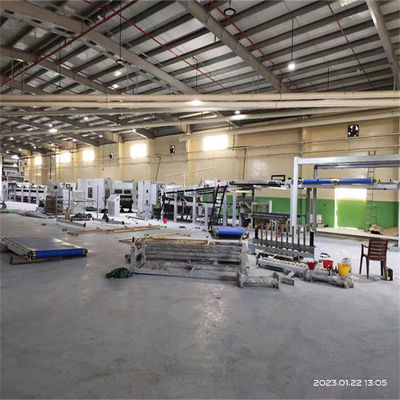 Línea de producción de cartón corrugado de 4500 kg con control de frecuencia y salida horizontal