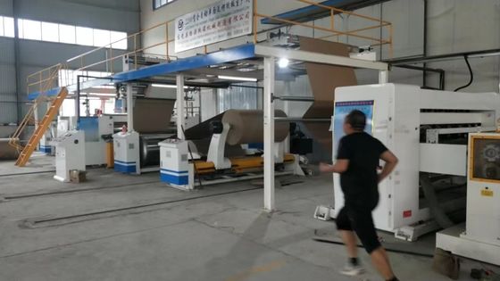 Línea de producción de cartón corrugado de 4500 kg con control de frecuencia y salida horizontal
